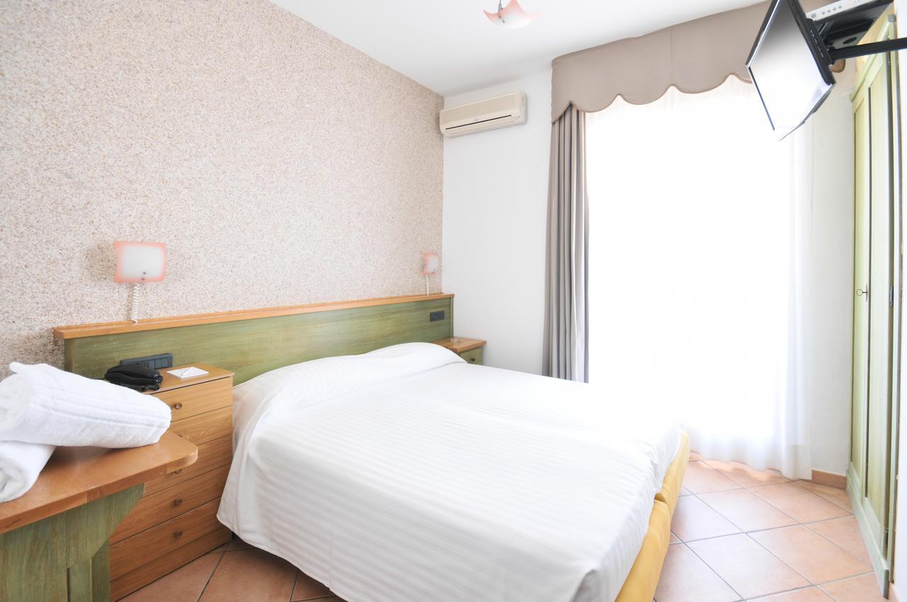 Hotel Plaza Лидо-дельи-Эстенси Экстерьер фото