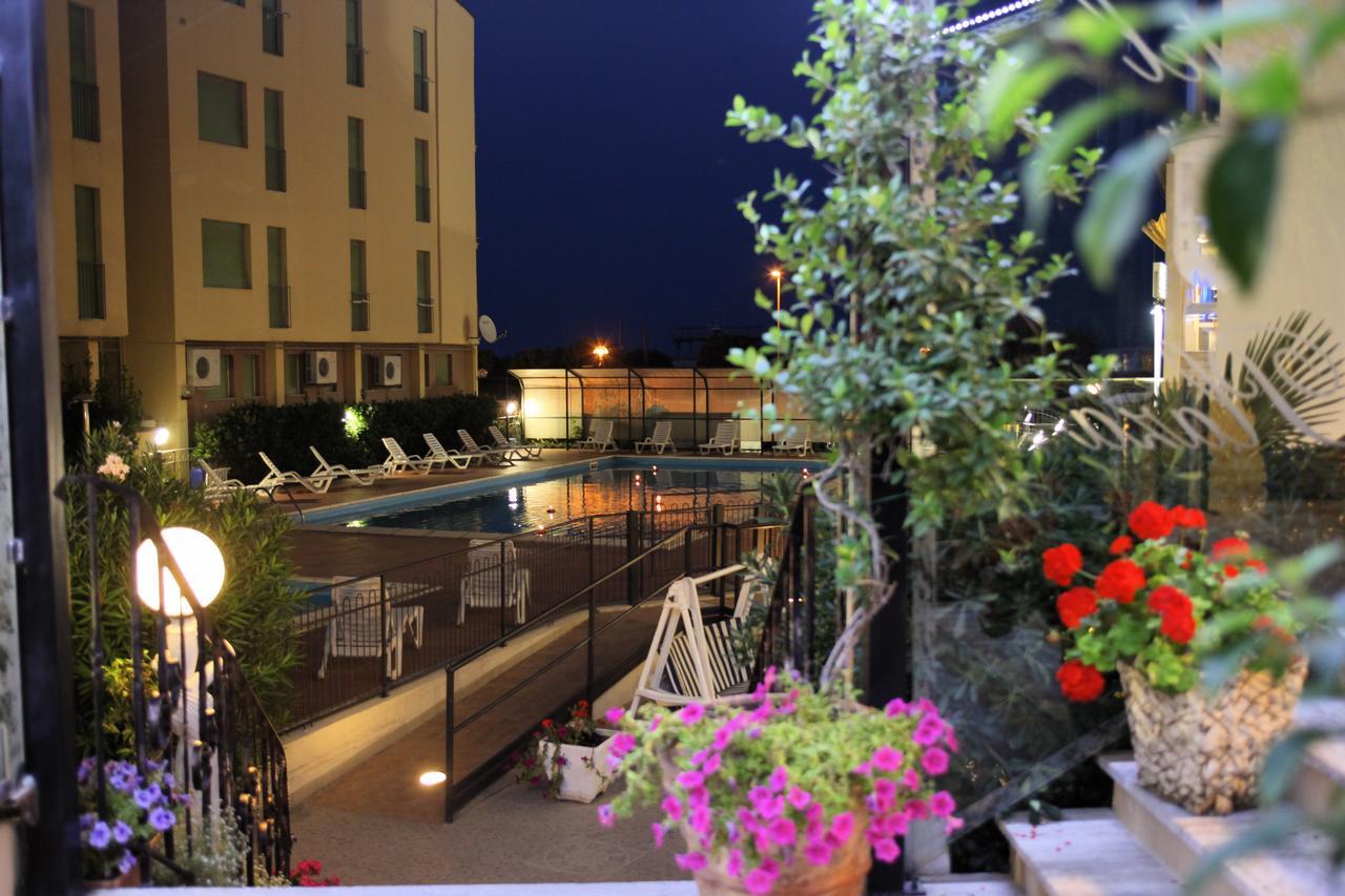 Hotel Plaza Лидо-дельи-Эстенси Экстерьер фото