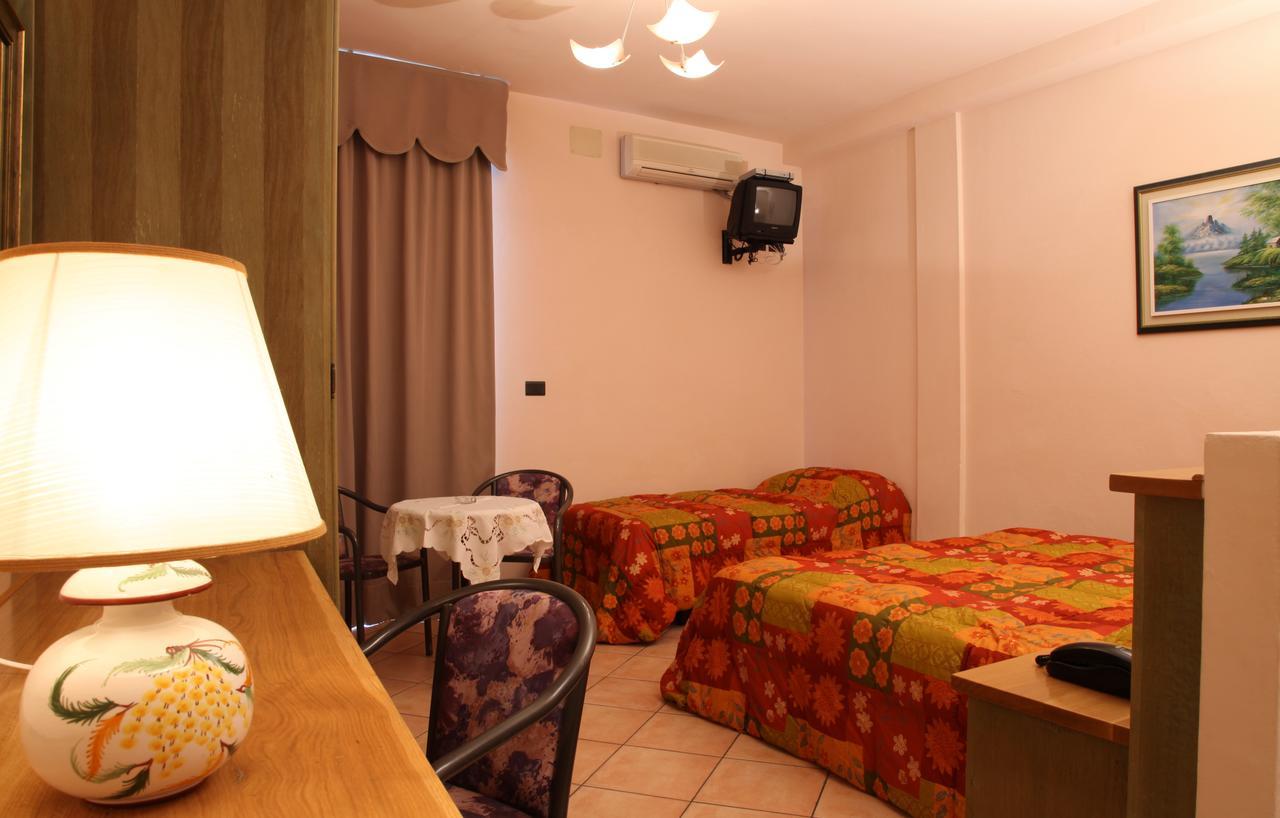 Hotel Plaza Лидо-дельи-Эстенси Экстерьер фото