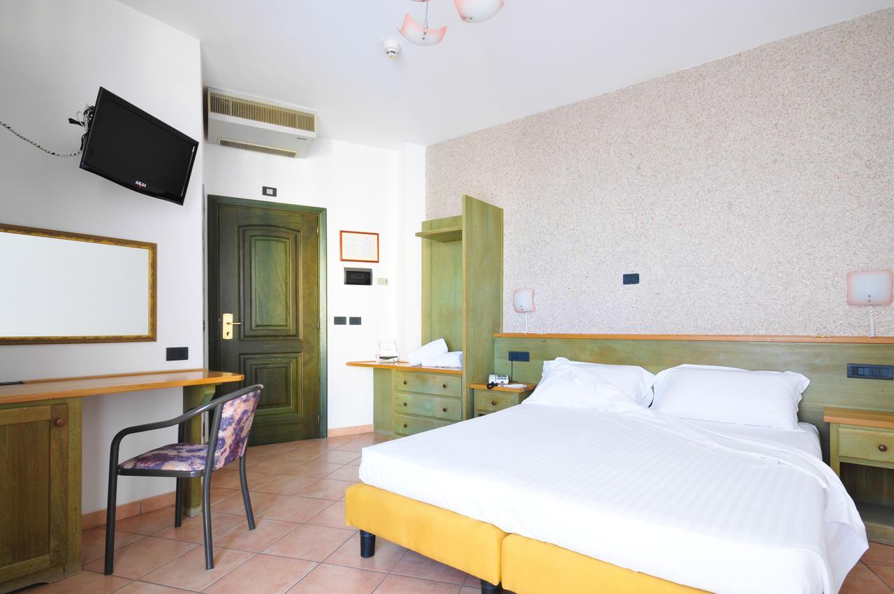 Hotel Plaza Лидо-дельи-Эстенси Экстерьер фото